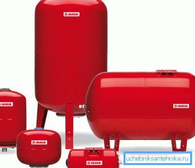 Fotoğrafta ısıtma için genleşme tankları. Fotoğrafta ısıtma için genleşme tankları.