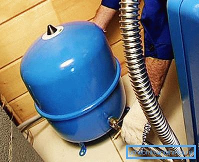 Fotoğrafta - su için genleşme tankı Fotoğrafta - su için genleşme tankı