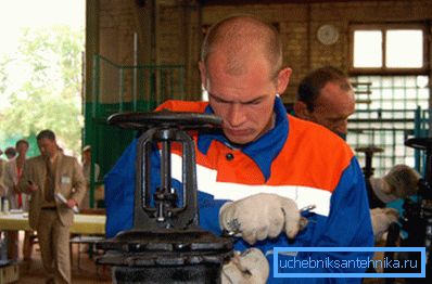 Fotoğrafta - standın üzerindeki valfin revizyonu. Fotoğrafta - standın üzerindeki valfin revizyonu.