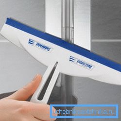 Fotoğrafta, bir lastik kazıyıcı en güvenli araçtır. Fotoğrafta, bir lastik kazıyıcı en güvenli araçtır.