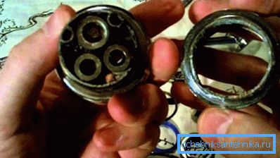 Fotoğrafta - bir yıl boyunca bir silumin vincinin kullanılması sonucu. Fotoğrafta - bir yıl boyunca bir silumin vincinin kullanılması sonucu.