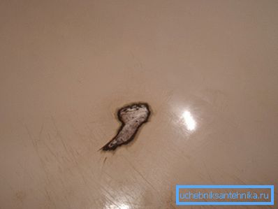 Fotoğrafta - lavabonun dikkatsiz işleminin sonucu Fotoğrafta - lavabonun dikkatsiz işleminin sonucu
