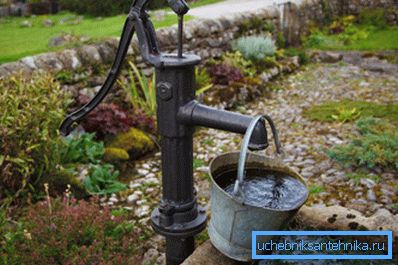 Fotoğrafta: el pompası elektriğe bağlı değildir, bu yüzden kesinlikle herhangi bir yere konabilir. Fotoğrafta: el pompası elektriğe bağlı değildir, bu yüzden kesinlikle herhangi bir yere konabilir.