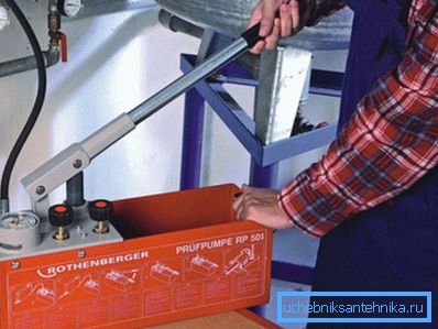 Fotoğrafta: bir el pompası sistemi hızlı ve verimli bir şekilde doldurmanızı sağlar.