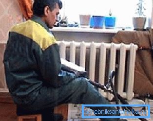 Fotoğrafta, tesisatçı dairede radyatörleri yıkıyor Fotoğrafta, tesisatçı dairede radyatörleri yıkıyor