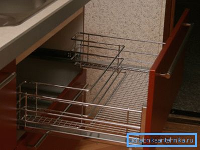 Fotoğrafta lavabonun altında bulaşıkları kurutmak için bir ızgara var. Fotoğrafta lavabonun altında bulaşıkları kurutmak için bir ızgara var.