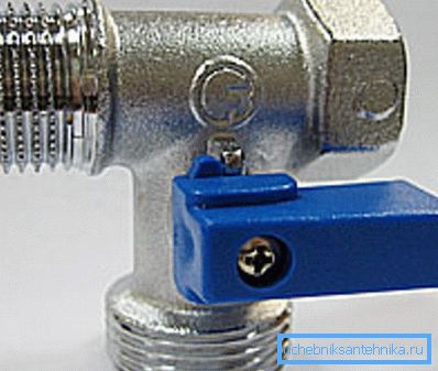 Fotoğrafta - çamaşır makinesini bağlamak için küresel vana Fotoğrafta - çamaşır makinesini bağlamak için küresel vana