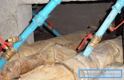 Fotoğrafta - alt şişeleme sistemi: bodrumda boşanmış akış ve dönüş akışı. Fotoğrafta - alt şişeleme sistemi: bodrumda boşanmış akış ve dönüş akışı.