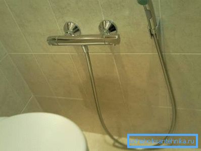 Fotoğrafta - bir termostat ile donatılmış bir karıştırıcı. Fotoğrafta - bir termostat ile donatılmış bir karıştırıcı.