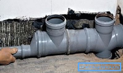 Fotoğrafta - farklı çaplarda plastik boruların bağlantısı Fotoğrafta - farklı çaplarda plastik boruların bağlantısı