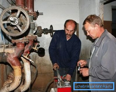 Fotoğrafta teknik denetim çalışanı test çalışmasını gerçekleştiriyor. Fotoğrafta teknik denetim çalışanı test çalışmasını gerçekleştiriyor.