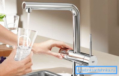 Fotoğrafta: modern musluklar sadece doğrudan işlevlerini yerine getirmekle kalmıyor, aynı zamanda iç mekanlarda da orijinal bir unsur. Fotoğrafta: modern musluklar sadece doğrudan işlevlerini yerine getirmekle kalmıyor, aynı zamanda iç mekanlarda da orijinal bir unsur.