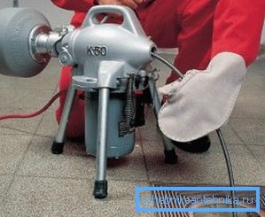 Fotoğrafta: uzmanlar genellikle kablo için elektrik hızını kullanırlar, bu sayede temizlik hızı daha da artar.