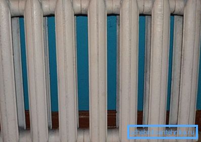 Fotoğrafta - standart bir dökme demir radyatör Fotoğrafta - standart bir dökme demir radyatör