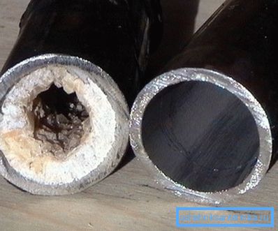 Fotoğrafta - eski kanalizasyon boru yeni ile karşılaştırıldığında Fotoğrafta - eski kanalizasyon boru yeni ile karşılaştırıldığında