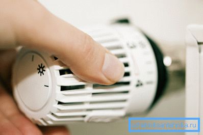Fotoğrafta sıcaklık göstergelerini kontrol etmek için radyatördeki termostat Fotoğrafta sıcaklık göstergelerini kontrol etmek için radyatördeki termostat