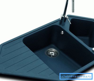 Fotoğrafta - tipik bir taş lavabo. Fotoğrafta - tipik bir taş lavabo.