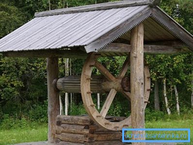 Fotoğraf tipik bir Rus iyi inşaat gösterir. Fotoğraf tipik bir Rus iyi inşaat gösterir.
