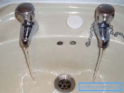 Resimde, İngiltere'de tipik bir banyo lavabo. Resimde, İngiltere'de tipik bir banyo lavabo.