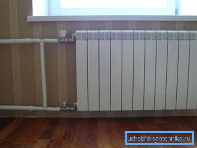 Fotoğraf tipik bir alüminyum konvektörü göstermektedir.