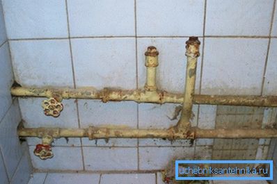 Fotoğrafta - acilen değiştirilmesi gereken borular (su temin sisteminizi inceleyin) Fotoğrafta - acilen değiştirilmesi gereken borular (su temin sisteminizi inceleyin)