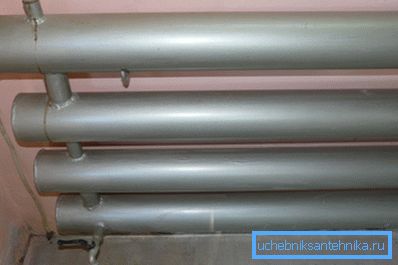 Fotoğrafta - 150 mm çapında bir borunun tüm kaynaklı kayıt. Fotoğrafta - 150 mm çapında bir borunun tüm kaynaklı kayıt.