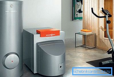 Fotoğraf, elektrikli ve ısı akümülatörlü katı yakıtlı bir kazanı göstermektedir. Fotoğraf, elektrikli ve ısı akümülatörlü katı yakıtlı bir kazanı göstermektedir.