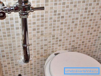 Fotoğrafta - drukspuler sistemi olan bir tuvalet Fotoğrafta - drukspuler sistemi olan bir tuvalet
