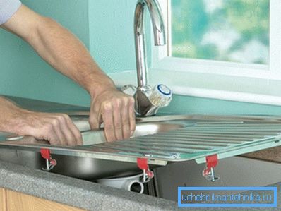 Fotoğrafta - tezgahta dikdörtgen bir lavabo kurulumu Fotoğrafta - tezgahta dikdörtgen bir lavabo kurulumu