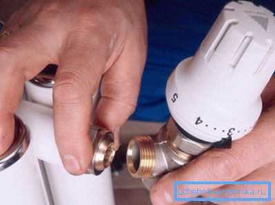 Fotoğrafta - termostatın kurulumu Fotoğrafta - termostatın kurulumu