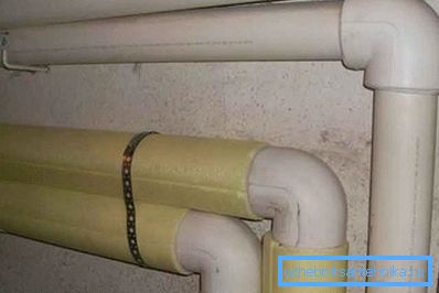 Bir fotoğrafta - kapalı ısıtmanın ısıtmalı boruları Bir fotoğrafta - kapalı ısıtmanın ısıtmalı boruları