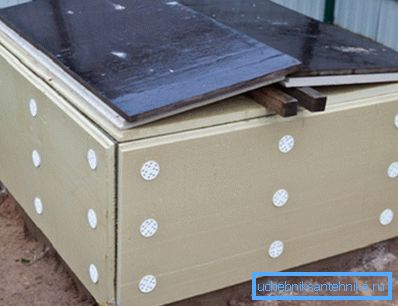 Fotoğrafta - bir kapak ile iyi yalıtılmış. Fotoğrafta - bir kapak ile iyi yalıtılmış.