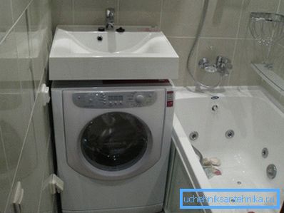 Kompakt bir banyoda fotoğrafta tam boy lavabo ve çamaşır makinesi yer almayı başardım. Kompakt bir banyoda fotoğrafta tam boy lavabo ve çamaşır makinesi yer almayı başardım.
