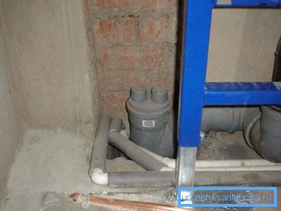 Fotoğrafta - üst kattaki dairede bir vakum valfi. Fotoğrafta - üst kattaki dairede bir vakum valfi.