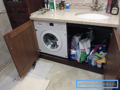 Fotoğrafta - çamaşır makinesinin banyodaki lavabonun altına yerleştirilmesi. Fotoğrafta - çamaşır makinesinin banyodaki lavabonun altına yerleştirilmesi.