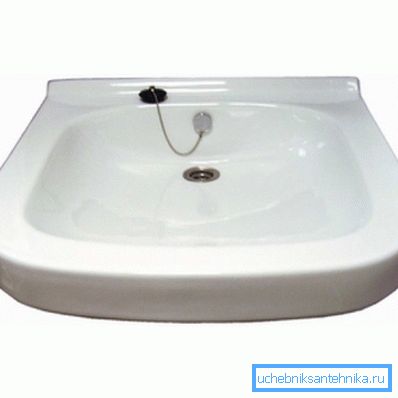 Fotoğrafta hafif suyla çalışan bir lavabo var. Fotoğrafta hafif suyla çalışan bir lavabo var.