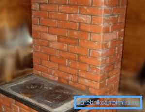 Fotoğraflı ocakta, bir kalkanla donatılmış. Fotoğraflı ocakta, bir kalkanla donatılmış.