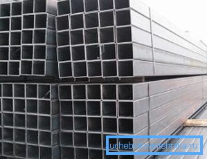 Fotoğrafta: 80x80x4 profesyonel borunun ağırlığı oldukça küçüktür, ancak mukavemet göstergeleri çok daha büyük bir kesit ve ağırlığa sahip beton elemanlardan daha düşük değildir. Fotoğrafta: 80x80x4 profesyonel borunun ağırlığı oldukça küçüktür, ancak mukavemet göstergeleri çok daha büyük bir kesit ve ağırlığa sahip beton elemanlardan daha düşük değildir.