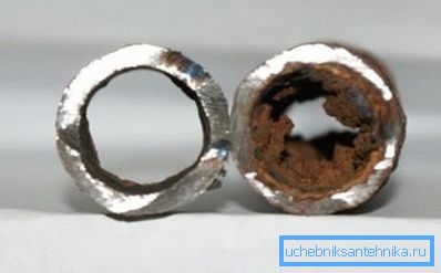 Fotoğraf, temizlenen ve tıkanmış boru arasındaki farkı gösterir. Fotoğraf, temizlenen ve tıkanmış boru arasındaki farkı gösterir.