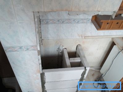 Fotoğraf, havalandırma kanalının iç boşluğunun ayrılmasını göstermektedir. Fotoğraf, havalandırma kanalının iç boşluğunun ayrılmasını göstermektedir.