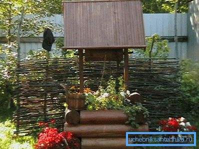 Fotoğrafta: çıkıntılı hortumlara sahip bir boru yerine, sitenizde rustik tarzda rahat bir köşe görünecektir.