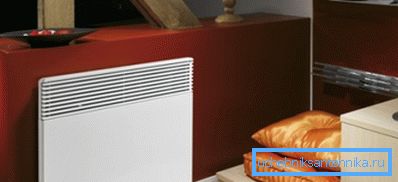 Fotoğrafta: birçok ülkede, ısıtma sisteminin ana kaynağı elektriktir; bu nedenle elektrikli ısıtma radyatörleri bir dizi büyük şirket tarafından üretilmektedir.