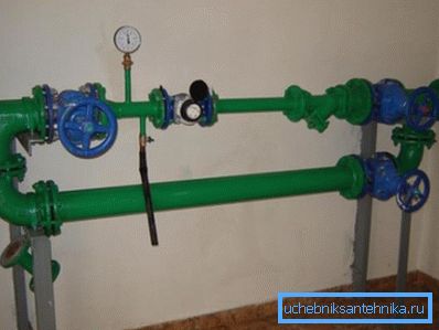 Fotoğraf - su sayacı biriminde. Kontrol vanaları evin girişindeki basıncı ölçmenizi sağlar. Fotoğraf - su sayacı biriminde. Kontrol vanaları evin girişindeki basıncı ölçmenizi sağlar.