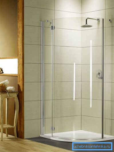 Fotoğrafta - banyo duvarına gömülü duş kabini içinde duş. Fotoğrafta - banyo duvarına gömülü duş kabini içinde duş.