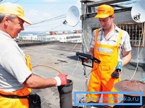 Fotoğrafta - borçluların evlerini ziyaret etmeden kanalizasyon sistemini tıkadığını görebilirsiniz.