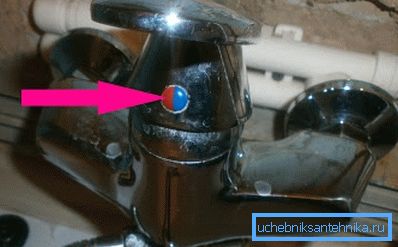 Fotoğraf altında, vida kilidini gizleyen bir kapak vurgulandı. Fotoğraf altında, vida kilidini gizleyen bir kapak vurgulandı.