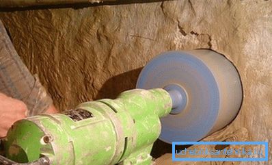 Fotoğrafta - temelde delikler açıyor Fotoğrafta - temelde delikler açıyor