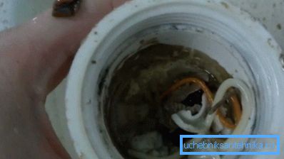 Fotoğraf bir sifon tıkalı lavabo gösteriyor. Fotoğraf bir sifon tıkalı lavabo gösteriyor.