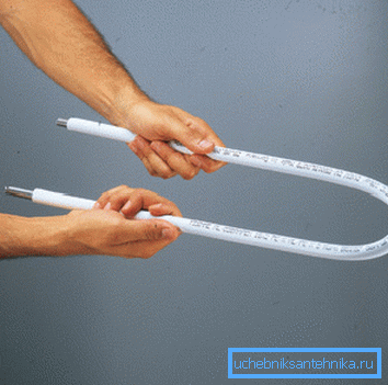 Fotoğrafta - bir bahar kullanarak metal plastik boru bükme Fotoğrafta - bir bahar kullanarak metal plastik boru bükme