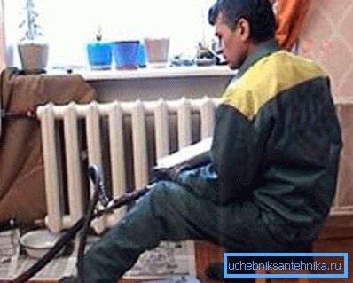 Fotoğrafta, bir sıvı ortamın sisteme enjeksiyonu Fotoğrafta, bir sıvı ortamın sisteme enjeksiyonu